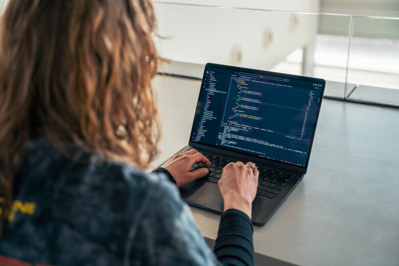 Student Informatiekunde achter laptop